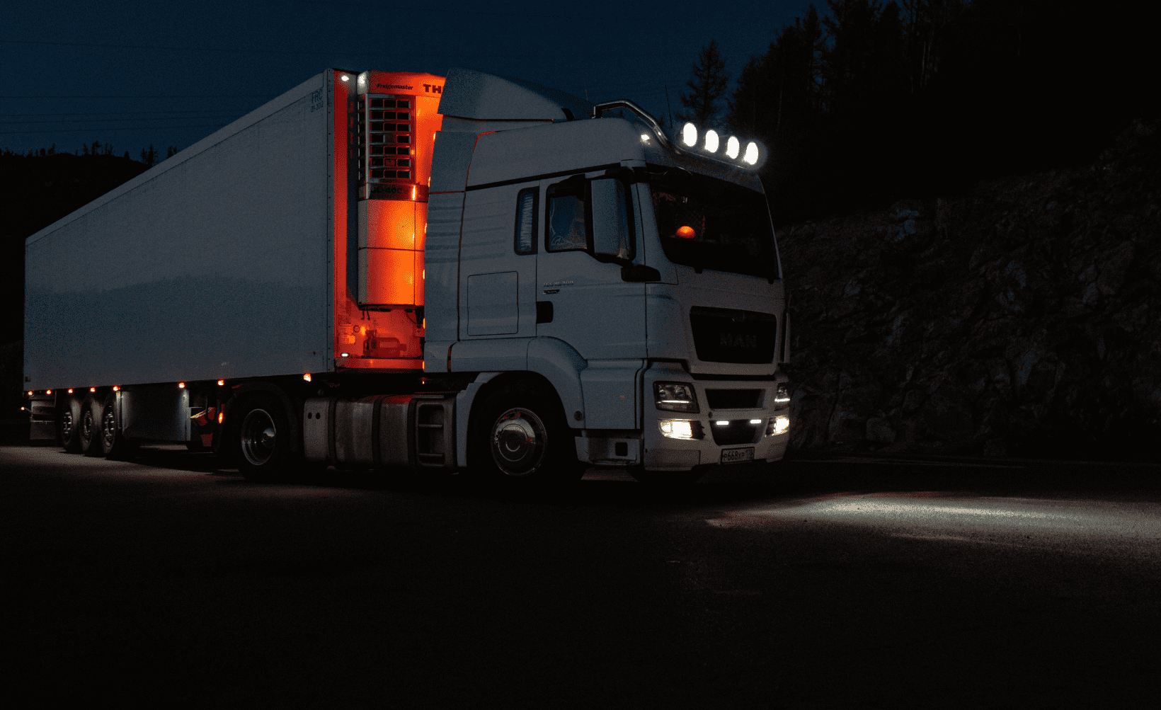 transport ciężarowy nocą